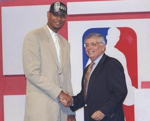 一名後衛更 一名後衛更